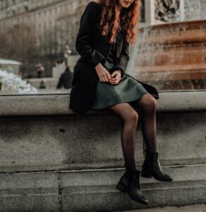 Woman wearing monochrome outfit in all black in fashion and lifestyle blog by Ritu Biswas with the topic 11 summer fashion trends that are easy to follow